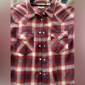 Women’s Levi’s button shirt